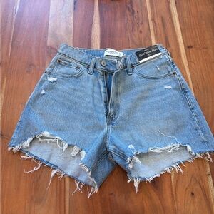 Abercrombie & Fitch 4in mom short; curve love